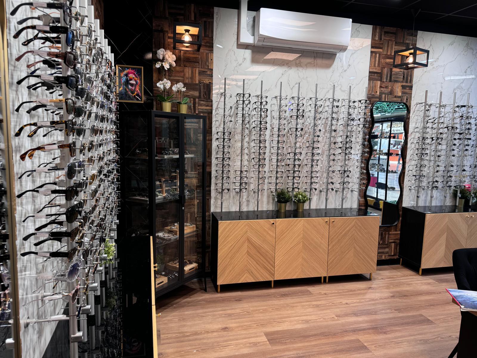 Le mur de montures optiques de la boutique Optic City