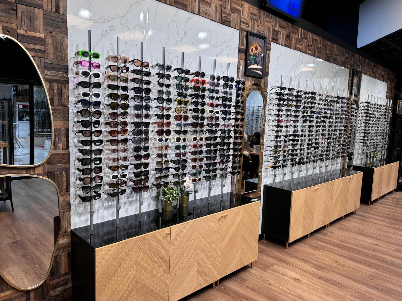 Le mur de lunettes solaires de la boutique Optic City